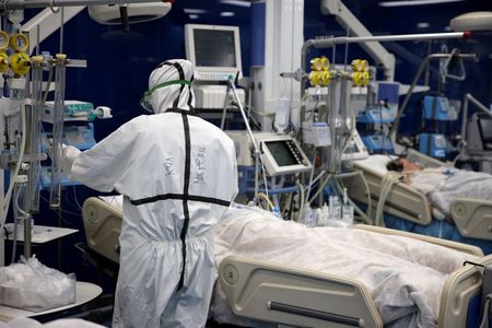 Profissionais de saúde em trajes de proteção tratam de paciente com Covid-19 em UTI de hospital em Sófia, na Bulgária