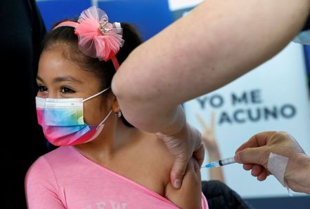 Criança recebe dose da vacina contra Covid-19 CoronaVac em escola pública em Concón, no Chile Criança recebe dose da vacina contra Covid-19 CoronaVac em escola pública em Concón, no Chile