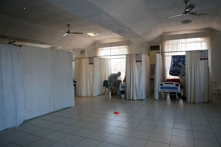 Profissionais de saúde tratam de paciente em hospital de campanha em Johanesburgo