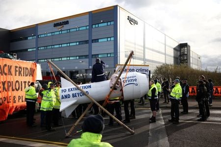 Protesto do grupo Extinction Rebellion perto de centro da Amazon, em Tilbury