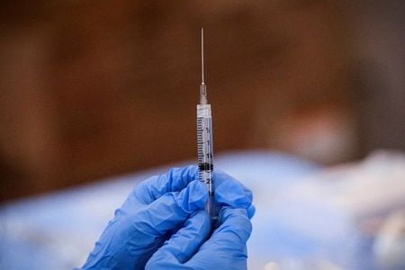 Seringa com dose de vacina da Pfizer contra Covid-19 em Nova York