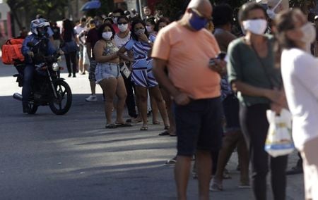 Pessoas esperam em fila para tentar receber pagamento do auxílio emergencial em agência da Caixa no Rio de Janeiro
