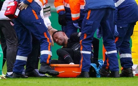 Neymar sofre lesão durante partida do Paris St. Germain contra o St. Etienne pelo Campeonato Francês
