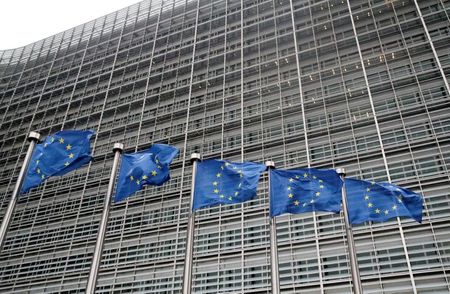 Bandeiras da União Europeia na sede da Comissão Europeia em Bruxelas