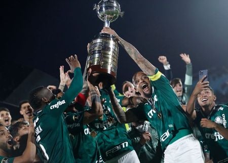 Jogadores do Palmeiras levantam troféu da Copa Libertadores em Montevidéu