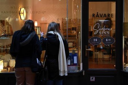 Placa permite que apenas vacinados ou recuperados da Covid-19 entrem em loja em Leipzig, na Alemanha