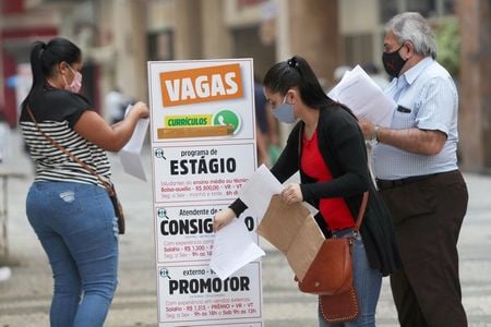Mulher coloca currículo em caixa no centro de São Paulo