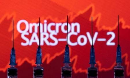 Ilustração com seringas em frente às palavras “Omicron SARS-CoV-2”