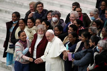 Papa Francisco entre fiéis após audiência semanal no Vaticano