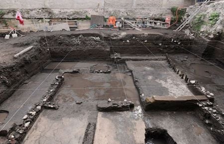 Vista das escavações onde arqueólogos encontraram um altar asteca na Cidade do México