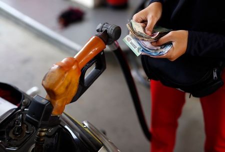 Moto sendo abastecido em posto de gasolina em Jacarta.