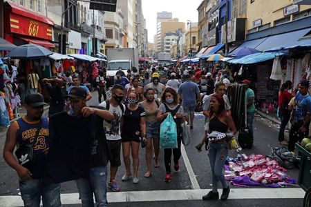 Pessoas caminham na rua 25 de Março em São Paulo