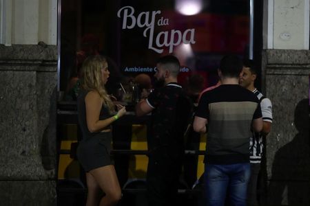 Pessoas se reúnem em bar do Rio de Janeiro em meio à pandemia de Covid-19