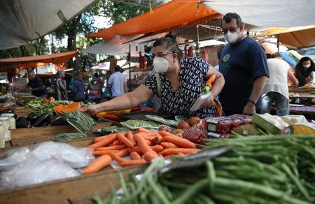 Consumidores fazem compras em supermercado do Rio de Janeiro
