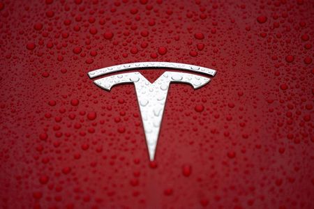 Logomarca da Tesla, em Xangai, China