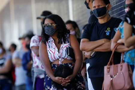 Pessoas aguardam em fila para sacar pagamento do Auxílio Emergencial em agência da Caixa em Ceilândia, DF