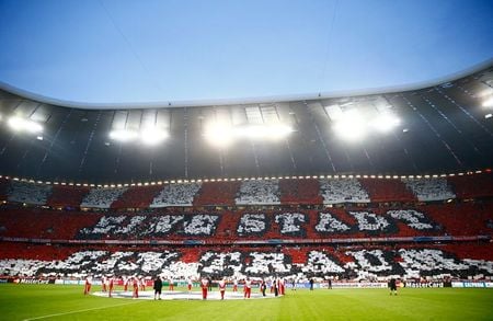 Arquibancada da Allianz Arena antes de partida entre Bayern de Munique e Barcelona pela semifinal da Liga dos Campeões em 2015