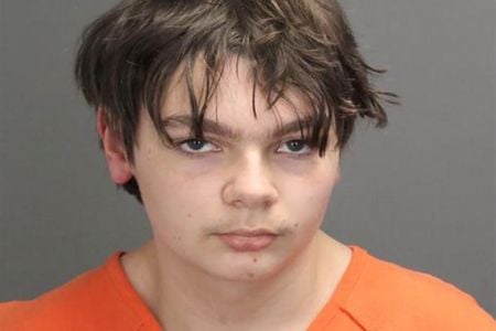 Ethan Crumbley posa em uma foto de prisão tirada na Cadeia do Condado de Oakland em Pontiac, Michigan