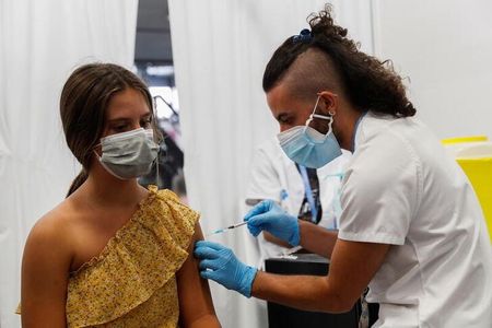 Menina de 12 anos recebe dose da vacina contra a Covid-19 da Pfizer em Barcelona, na Espanha