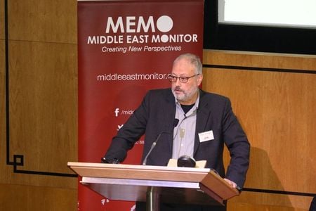 Jornalista Jamal Khashoggi fala durante evento em Londres em setembro de 2018