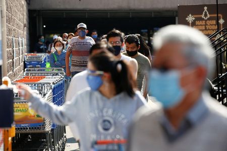 Consumidores fazem fila para entrar em supermercado da Cidade do México em meio a disseminação da Covid-19