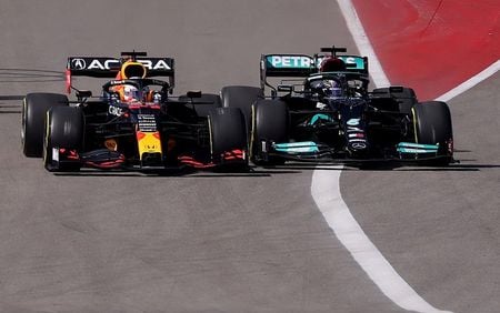 Max Verstappen e Lewis Hamilton lado a lado no início do Grande Prêmio dos Estados Unidos de Fórmula 1