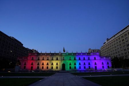 Palácio governamental do Chile iluminado com as cores do arco-íris