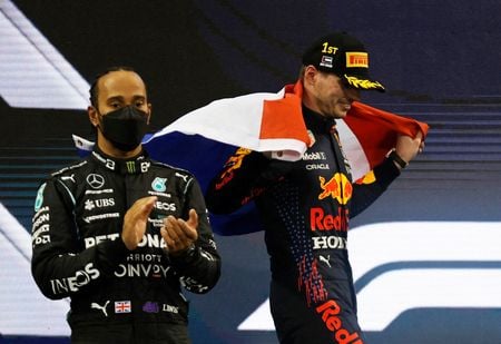 Lewis Hamilton e Max Verstappen no pódio do GP de Abu Dhabi de F1