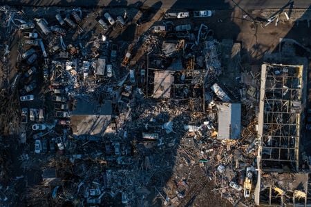 Devastação após tornado atingir em Mayfield, no Kentucky, EUA