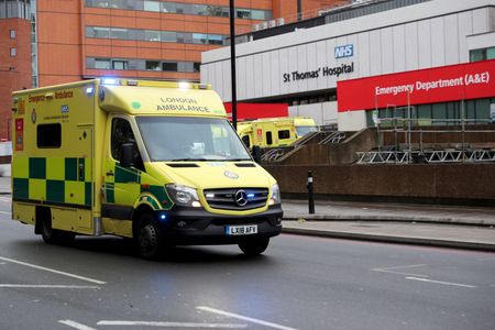 Ambulância em frente a hospital londrino em meio à disseminação da Covid-19 no Reino Unido