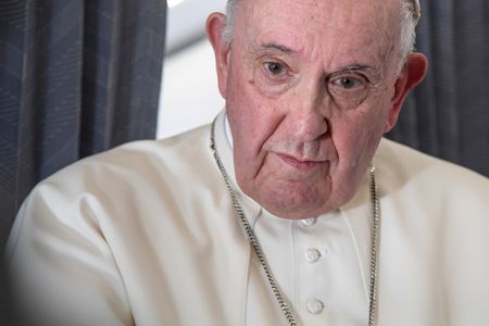 Papa Francisco no avião de volta à Roma após visita ao Chipre e à Grécia