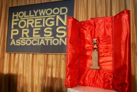Estatueta do Globo de Ouro durante entrevista coletiva em Beverly Hills