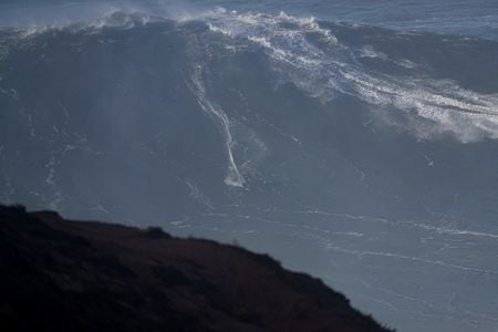 Surfista desce onda gigante em Nazaré