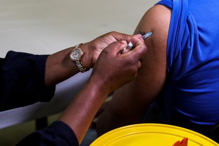 Agente de saúde aplica dose da vacina da Pfizer contra a Covid-19 em um homem em Johanesburgo