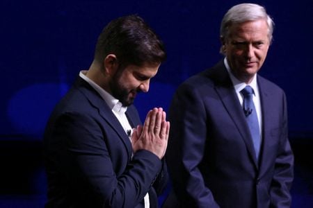 Candidatos à presidência do Chile, Gabriel Boric (à esquerda) e José Antonio Kast, posam para foto antes de debate em Santiago