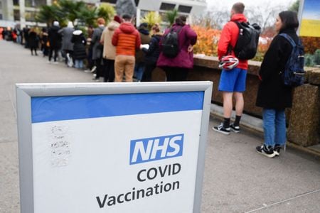 Fila para receber a vacina contra Covid-19 em centro de vacinação em hospital de Londres, Reino Unido