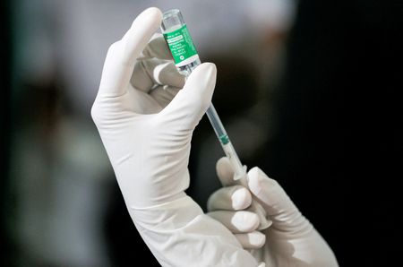 Funcionário da área da saúde extrai uma dose da vacina contra a Covid-19 da AstraZeneca fabricada pelo Serum Institute, da Índia, no Hospital de Doenças Infecciosas em Colombo, Sri Lanka