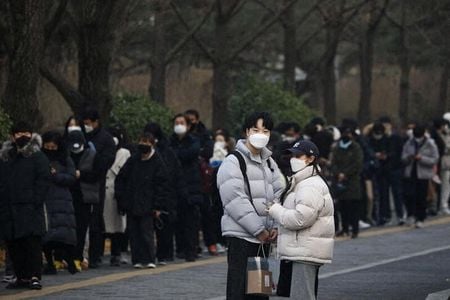 Pessoas aguardam em fila para fazer teste de Covid-19 em Seul, na Coreia do Sul