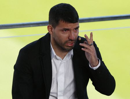 Sergio Aguero chora ao anunciar aposentadoria do futebol durante entrevista coletiva em Barcelona