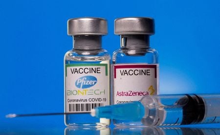 Frascos da Pfizer-BioNTech e AstraZeneca