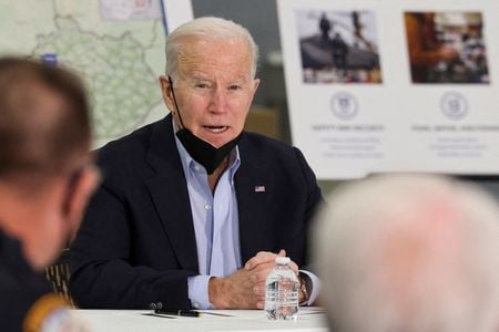 Presidente dos EUA, Joe Biden, em reunião com autoridades locais durante visita ao Kentucky