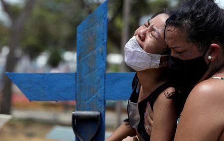Kelvia Andrea Goncalves, 16, chora durante enterro da mãe que morreu de Covid-19 , em cemitério de Manaus