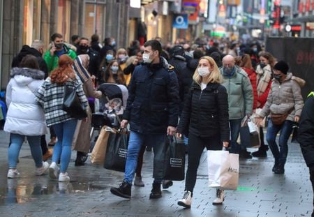 Pessoas fazem compras em rua comercial de Colônia, na Alemanha