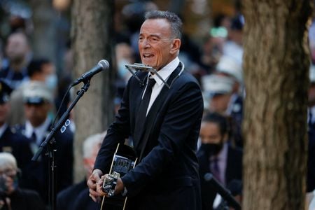 Bruce Springsteen toca durante cerimônia em Nova York