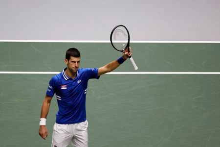 Novak Djokovic comemora após vencer partida na Copa Davis