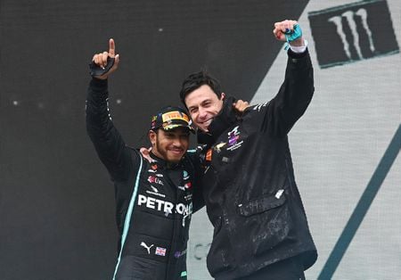 Lewis Hamilton comemora vitória no GP da Turquia com chefe da Mercedes Toto Wolff