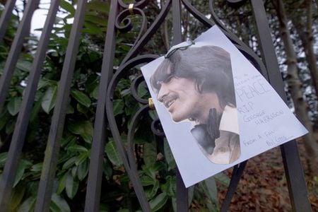 Retrato de George Harrison em portão da antiga casa dele em Henley-upon-Thames, no Reino Unido