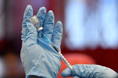 Agente de saúde prepara dose da vacina da Pfizer contra a Covid-19 para ser aplicada na Irlanda do Norte