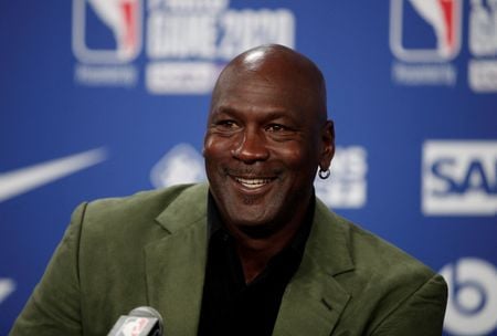 Michael Jordan durante entrevista coletiva em Paris