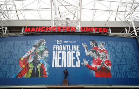 Old Trafford em Manchester, no Reino Unido, após o jogo do Manchester United contra o Brentford pelo Campeonato Inglês ser adiado devido a um surto de Covid entre jogadores e funcionários